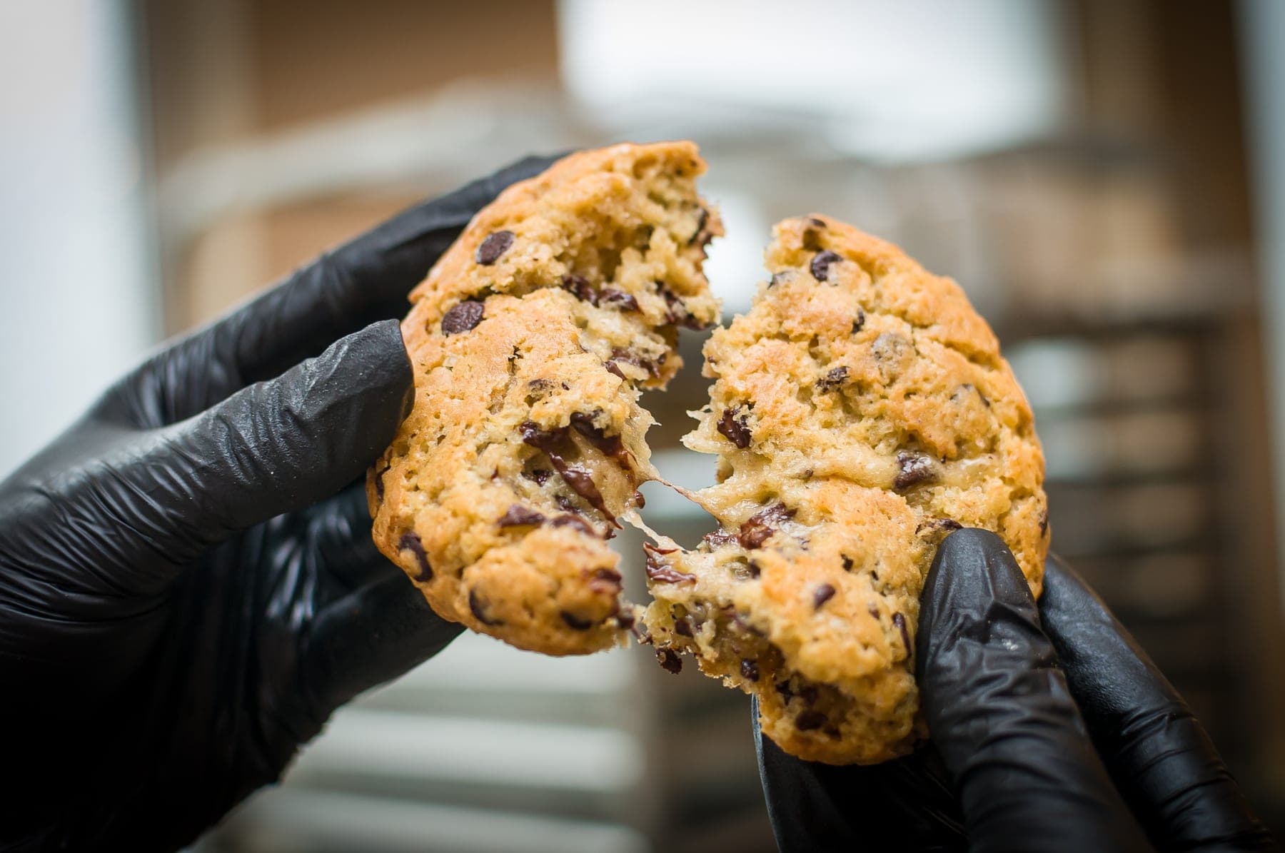 Cookie cald cu ciocolată, rupt în două în atelier