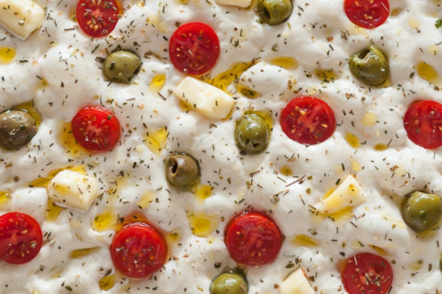 Focaccia cu roșii cherry și măsline, înainte de coacere