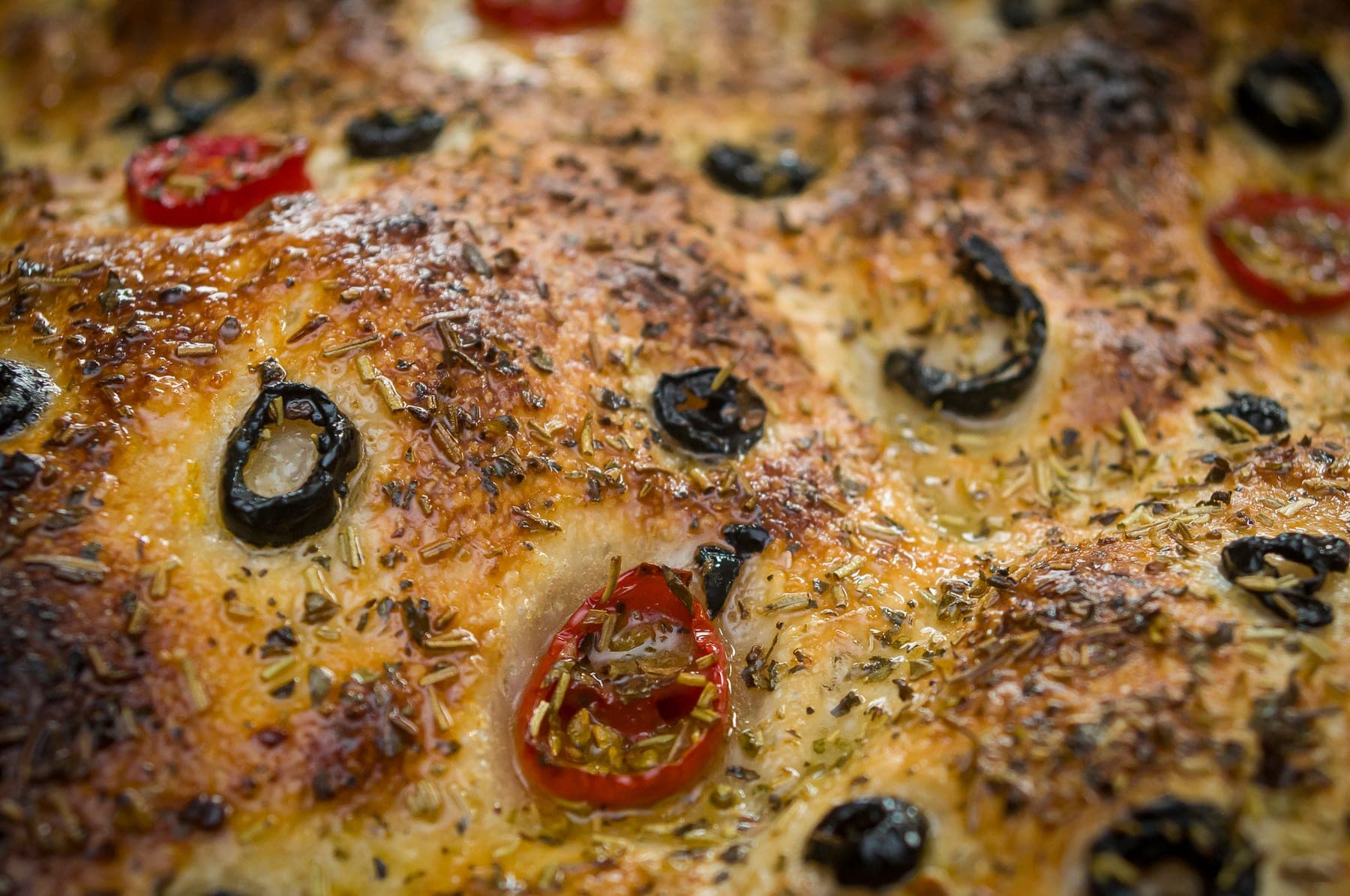 Focaccia aurie cu măsline, roșii cherry și ierburi aromatice